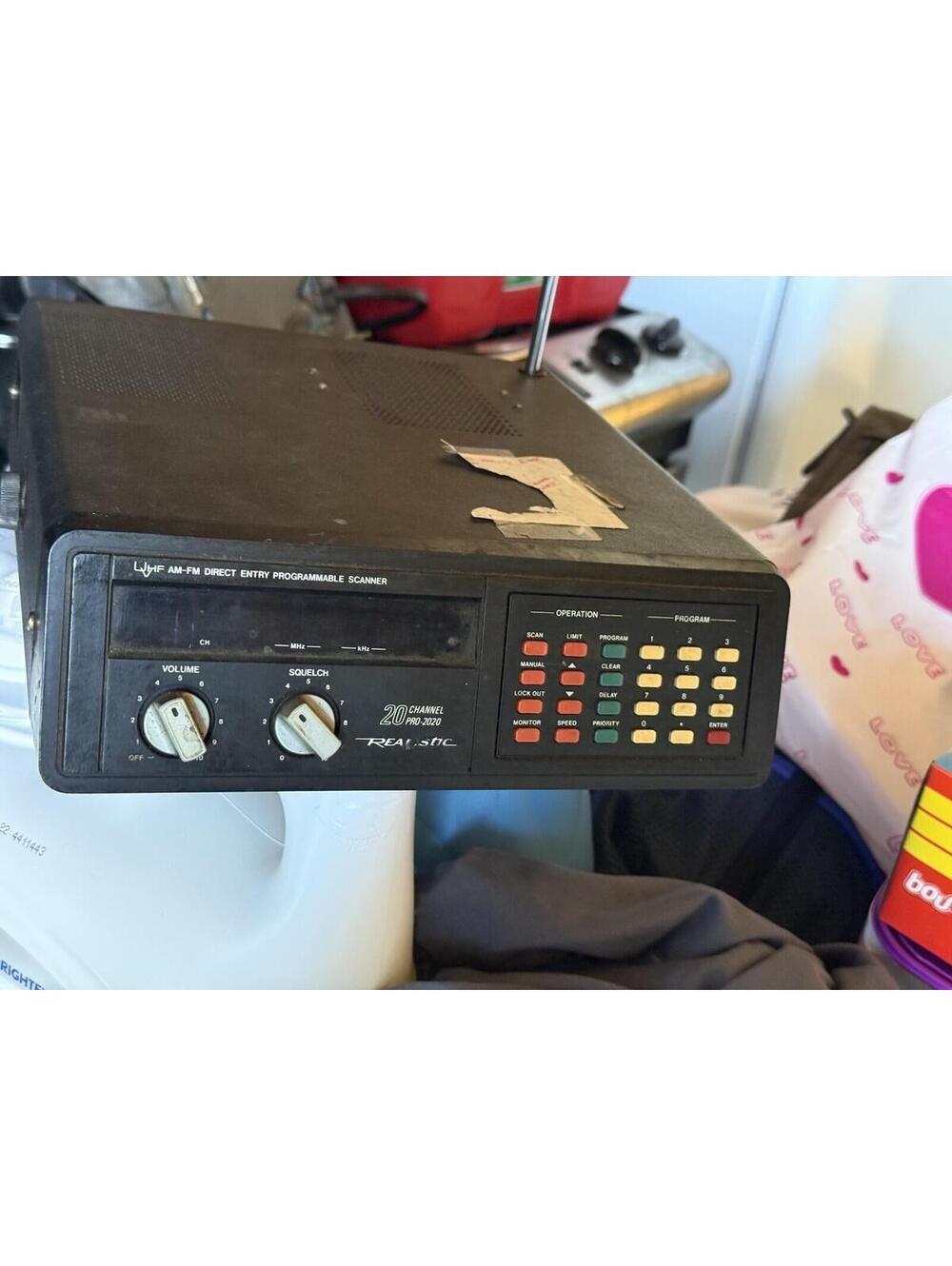 Realistic PRO-2020 20-Channel AM/FM Programmable Scanner – Powers On.  ( Asis)
